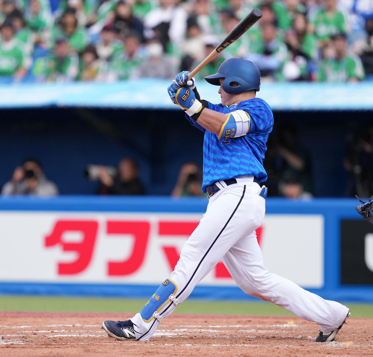 ヤクルト対DeNA 7回表DeNA1死一塁、中前打を放つ牧（撮影・鈴木みどり）