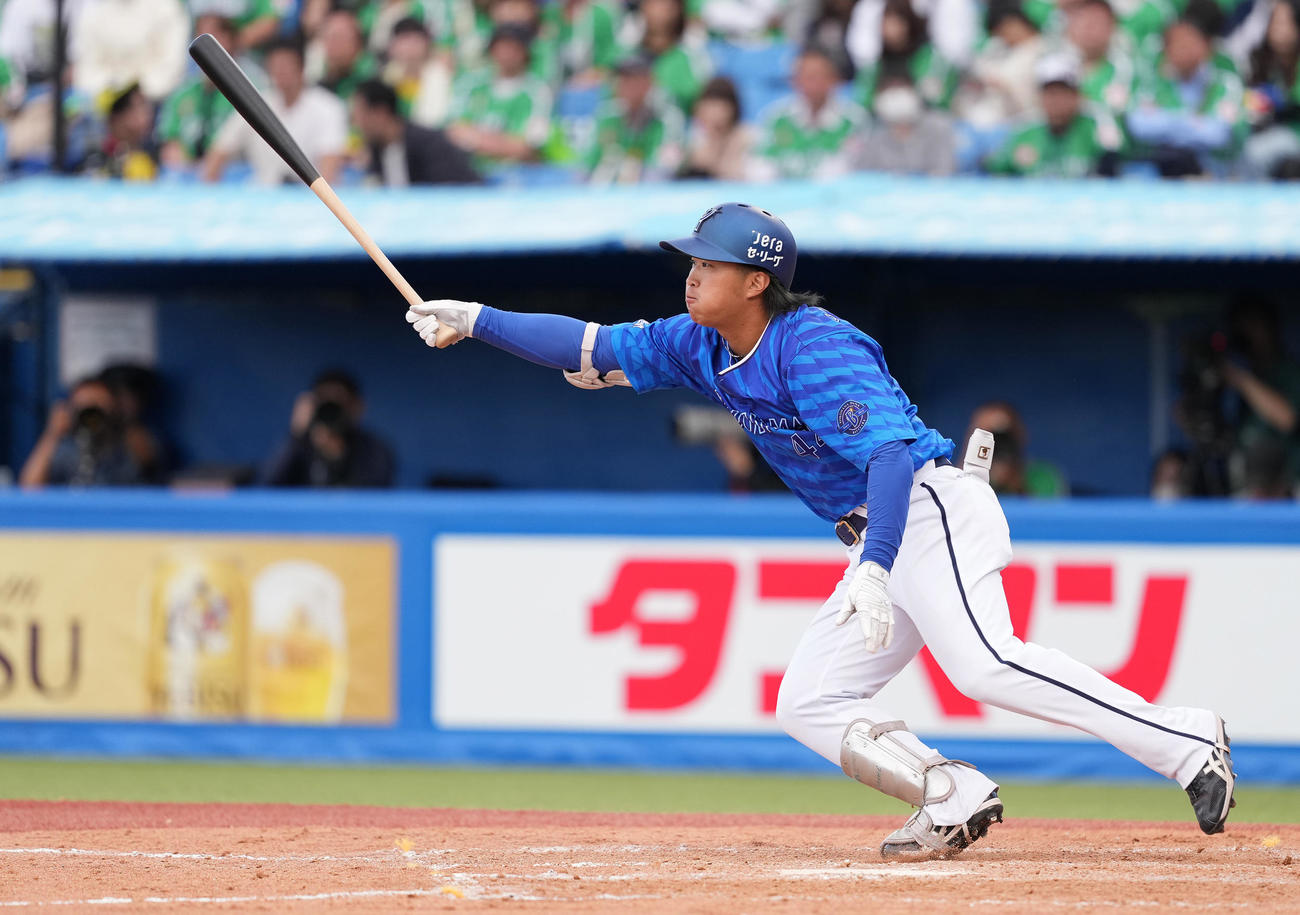 ヤクルト対DeNA 9回表DeNA2死満塁、中2点適時打を放つ石上（撮影・鈴木みどり）