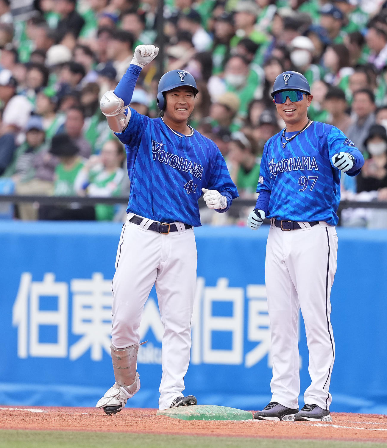 ヤクルト対DeNA 9回表DeNA2死満塁、中2点適時打を放ち、塁上でガッツポーズする石上（左）（撮影・鈴木みどり）