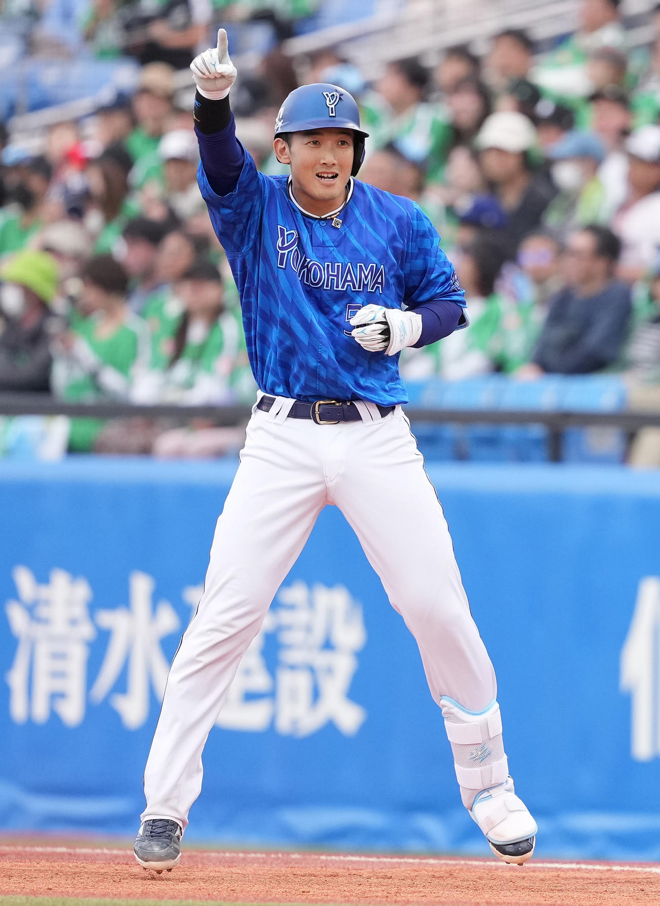 ヤクルト対DeNA 9回表DeNA2死一、二塁、右前適時打を放ち、指を突き上げる山本（撮影・鈴木みどり）