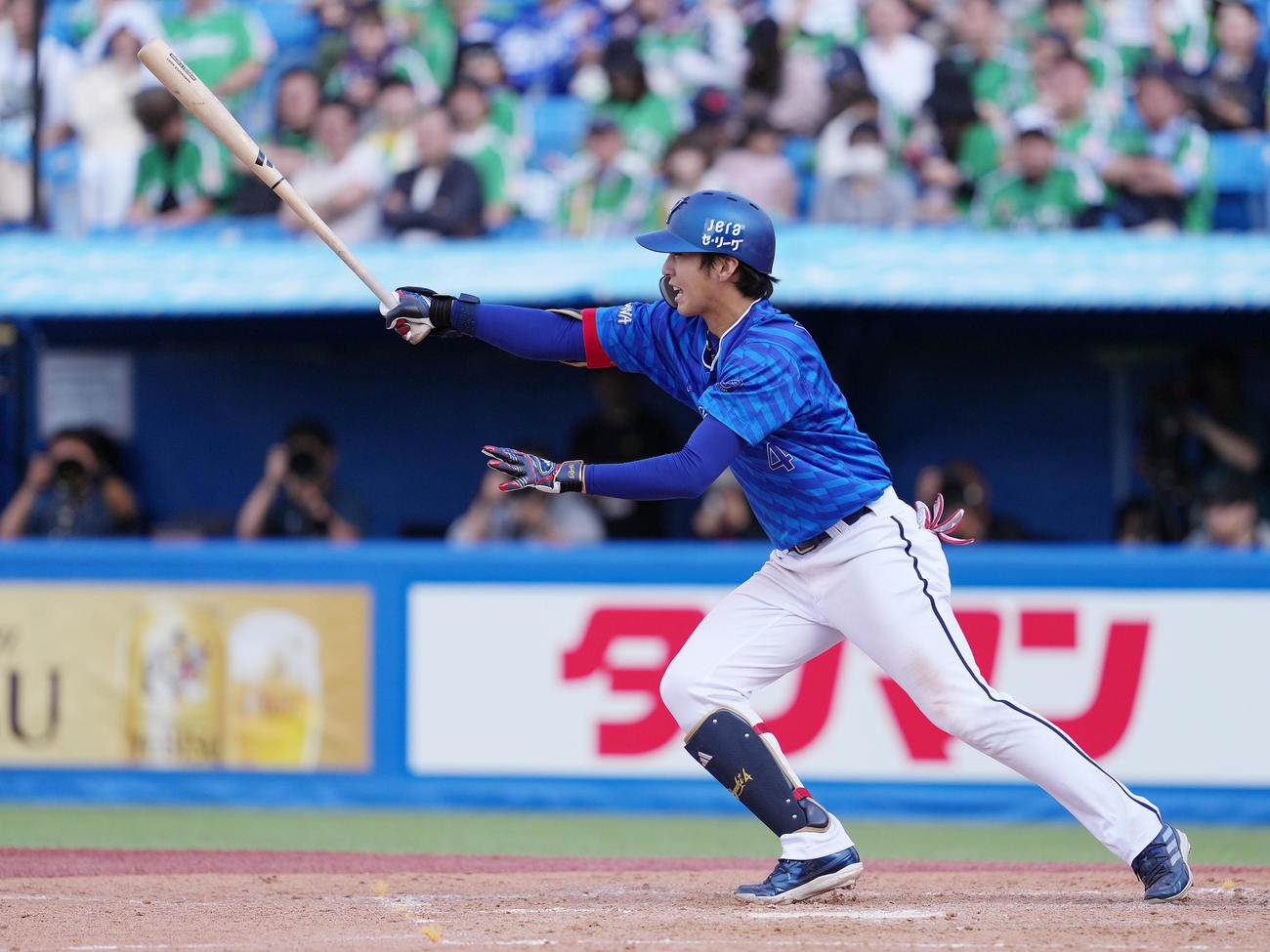 ヤクルト対DeNA 5回表DeNA1死三塁、右前適時打を放つ度会（撮影・鈴木みどり）