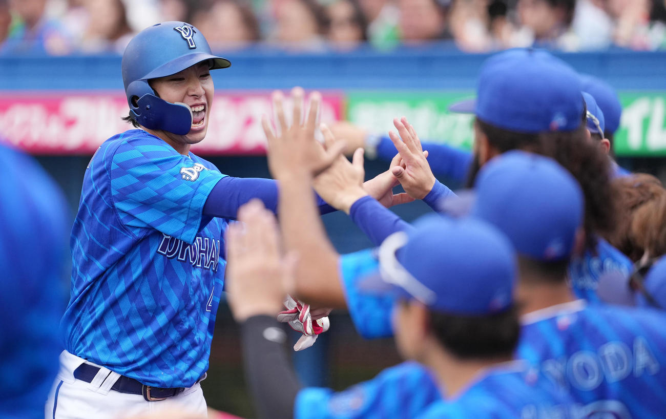 ヤクルト対DeNA 7回表DeNA2死一、二塁、宮崎の中前適時打で生還した二塁走者度会はナインと笑顔でハイタッチ（撮影・鈴木みどり）