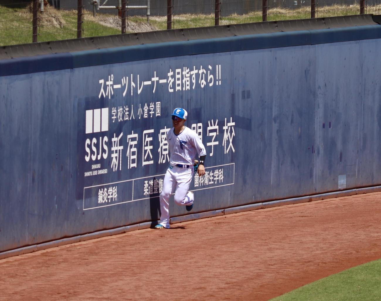 千葉・鎌ヶ谷で調整中の日本ハム矢沢がフェンス際の打球を捕球する（撮影・黒須亮）
