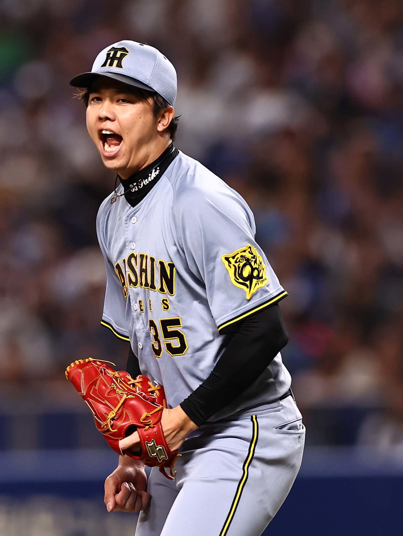 中日対阪神　4回裏中日2死二塁、細川から三振を奪った才木は雄たけびをあげる（撮影・上田博志）
