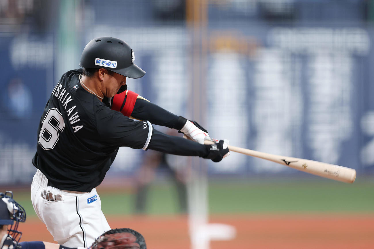 オリックス対ロッテ　2回表ロッテ無死二塁、中前打を放つ西川（撮影・前田充）