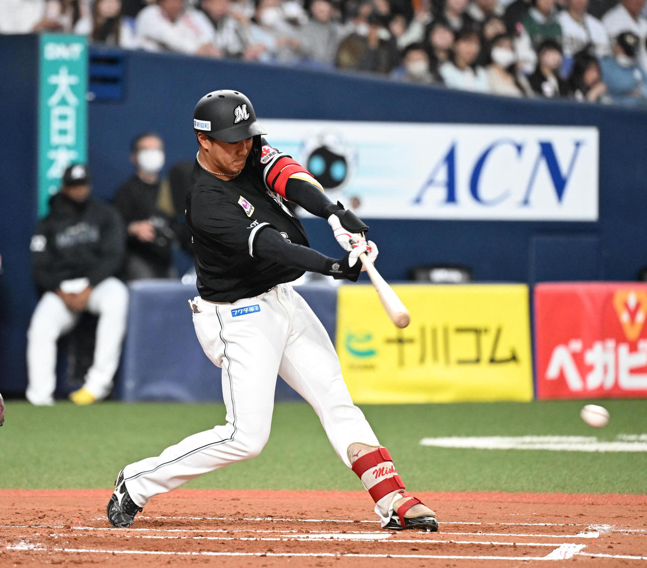 オリックス対ロッテ　2回表ロッテ無死二塁、中前打を放つ西川（撮影・和賀正仁）