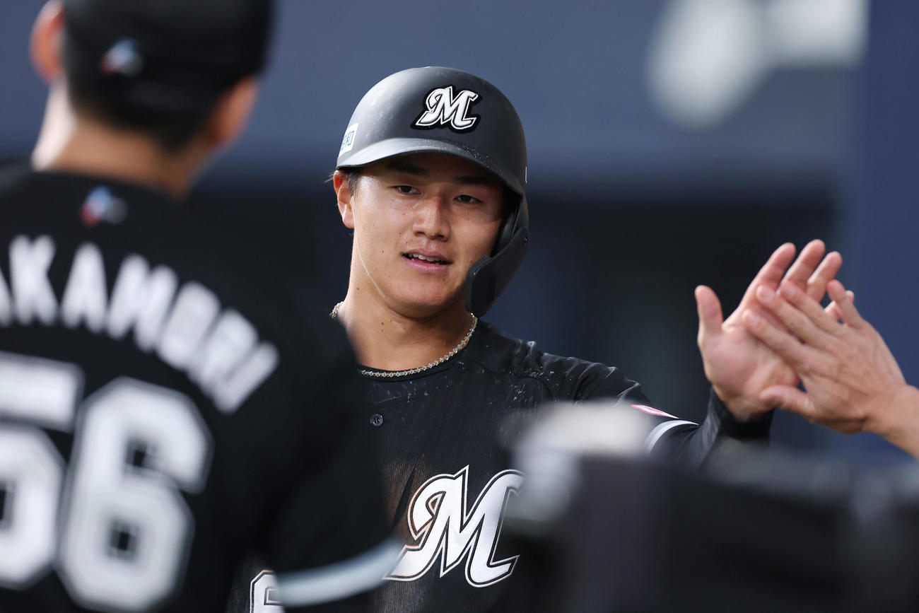 オリックス対ロッテ　7回表ロッテ1死一塁、池田の適時二塁打で生還し、ナインに迎えられる西川（撮影・前田充）