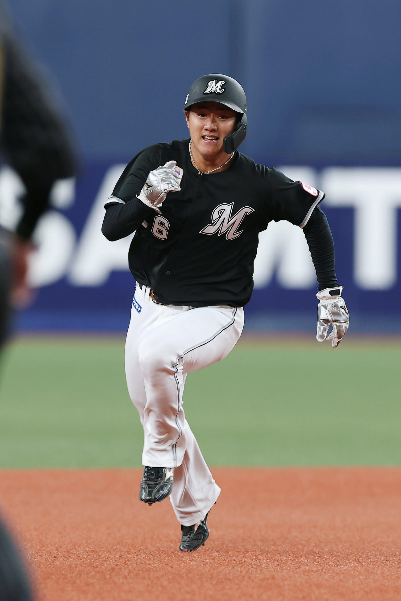 オリックス対ロッテ　7回表ロッテ1死一塁、池田の適時二塁打で一気に本塁へ向かう西川（撮影・前田充）