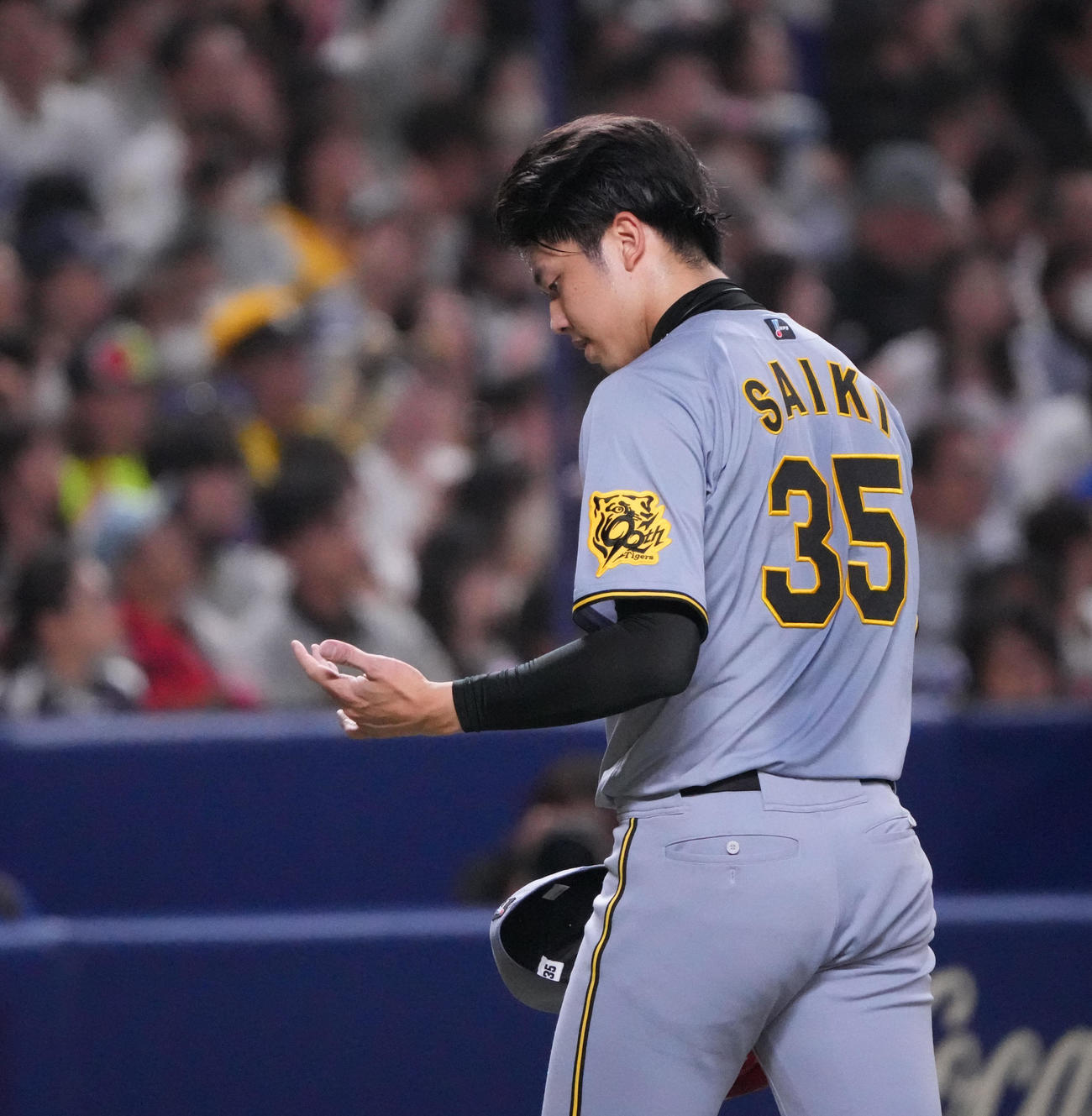 中日対阪神　5回終了、ベンチへ戻る才木（撮影・森本幸一）