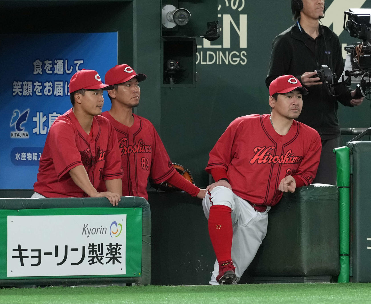巨人対広島　9回裏、味方のエラーで同点とされ、勝ち星がなくなった広島森（左）（撮影・たえ見朱実）