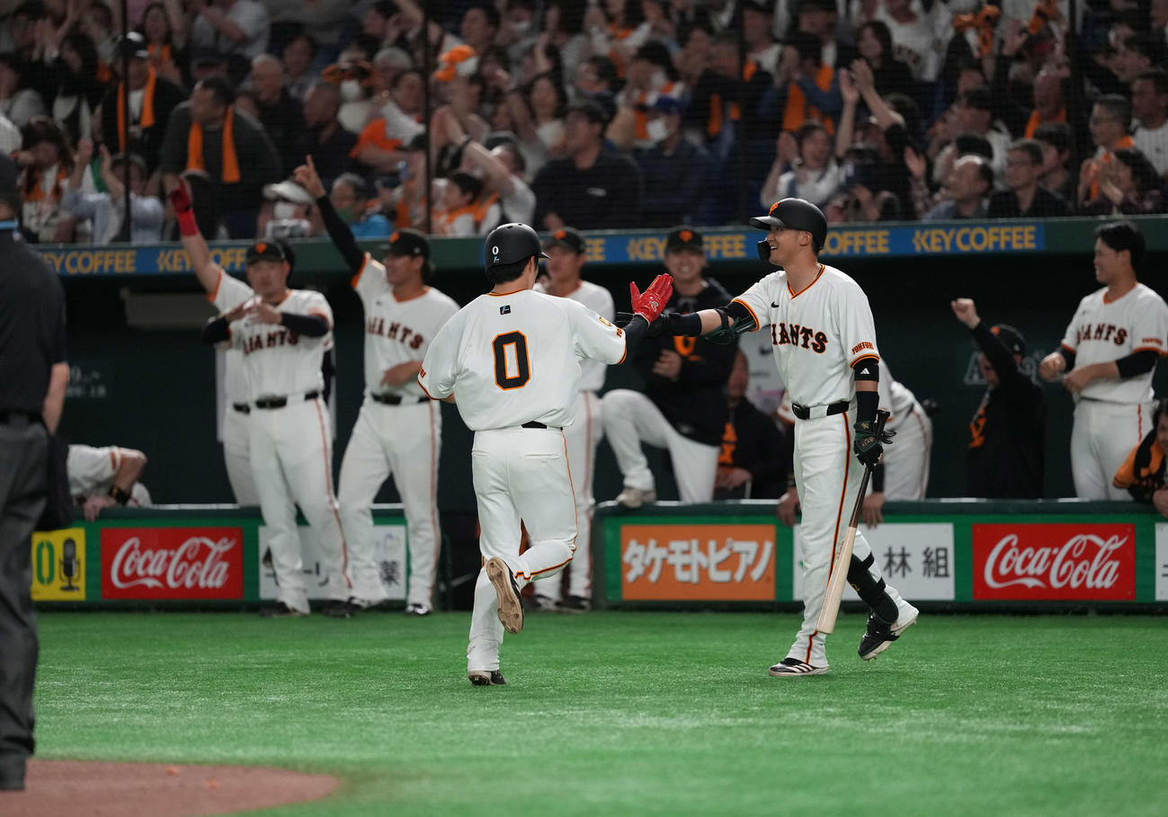 巨人対広島　9回、小園の悪送球で巨人が同点とする（撮影・井上学）
