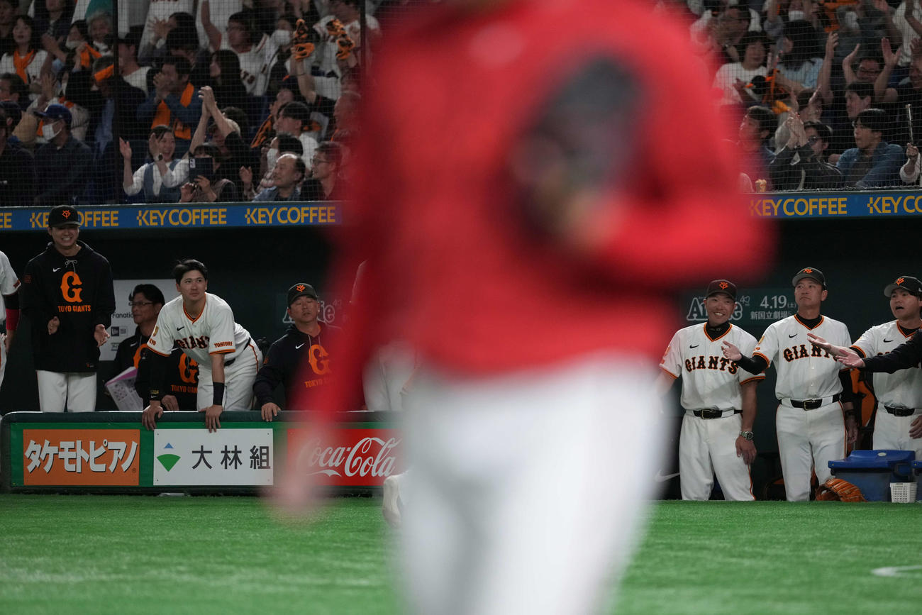 巨人対広島　9回、小園の悪送球で巨人が同点とする（撮影・井上学）