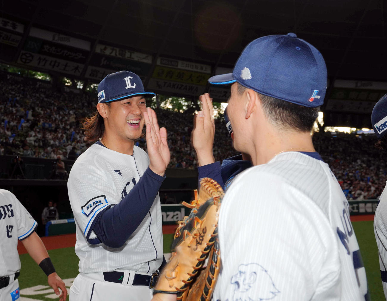 西武対楽天　597日ぶりの勝利を納め、チームメートと喜び合う西武高橋（撮影・狩俣裕三）