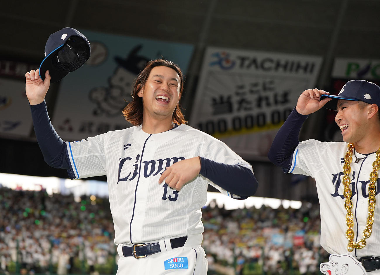 西武対楽天　597日ぶりの勝利を納め、ヒーローインタビュー後、西武渡部（右）と笑顔を交わす高橋（撮影・狩俣裕三）