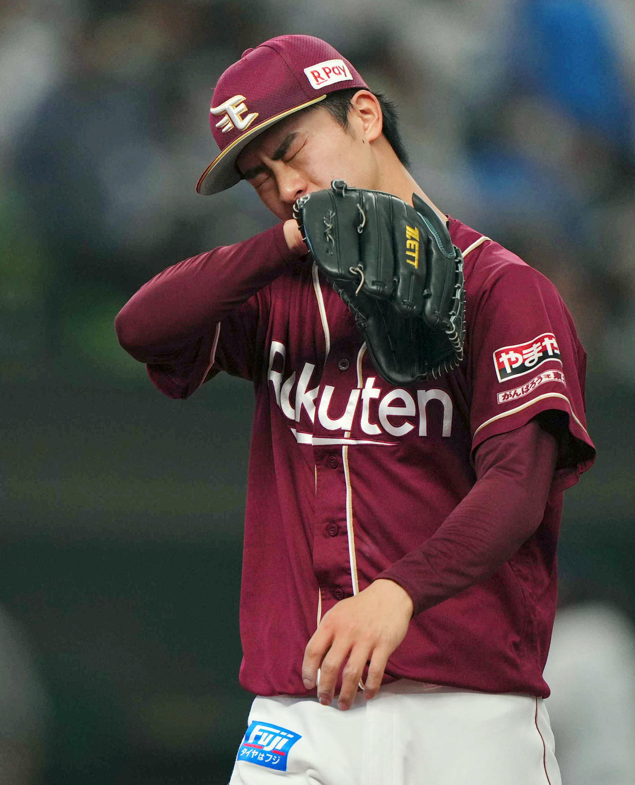 西武対楽天　4回裏を終え、悔しそうな表情で引き揚げる楽天先発古謝（撮影・狩俣裕三）