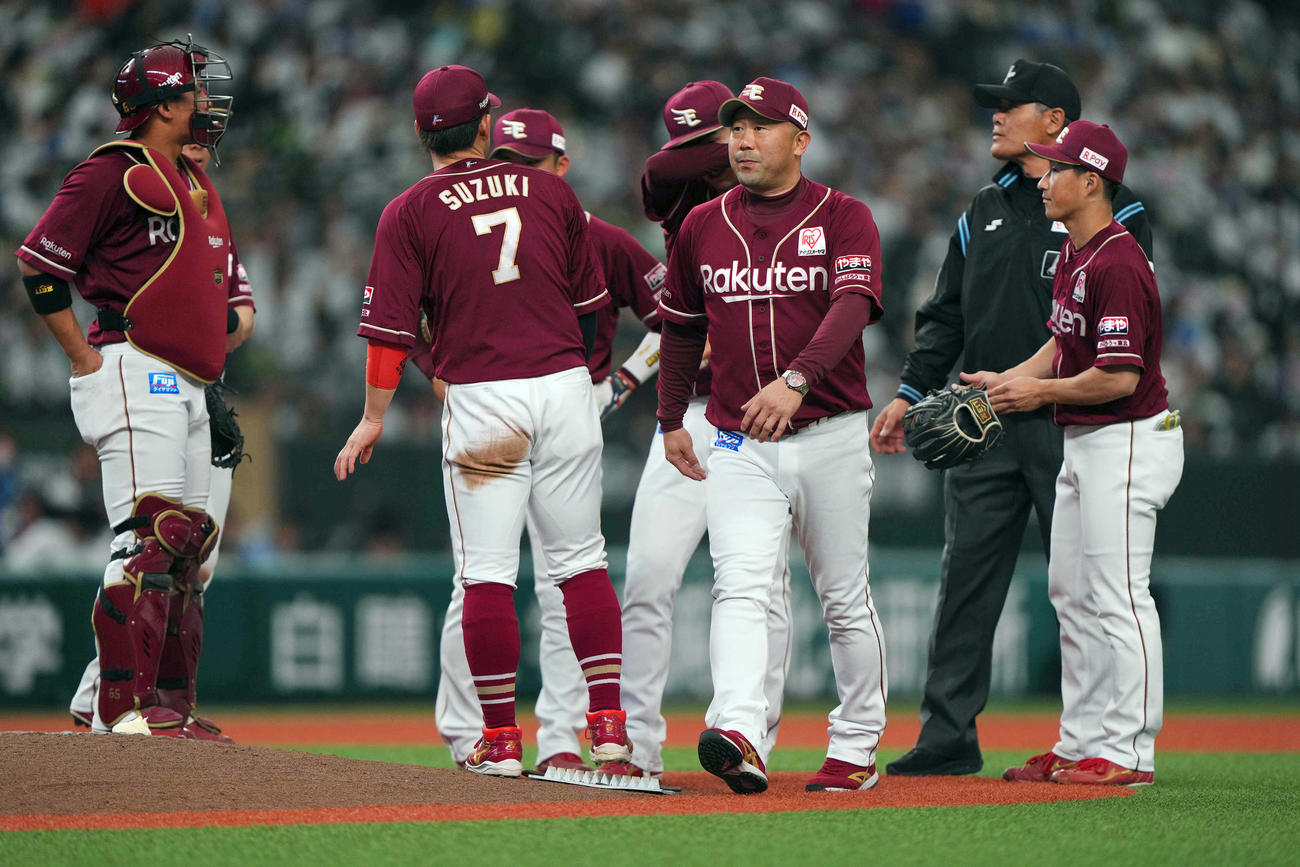 西武対楽天　4回裏西武2死一、二塁、自らマウンドに上り、古謝（後方中央）にアドバイスを送った後、ベンチに戻る三木監督（撮影・狩俣裕三）