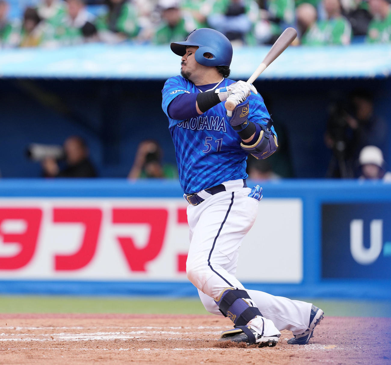 ヤクルト対DeNA 7回表DeNA2死一、二塁、中前適時打を放つ宮崎（撮影・鈴木みどり）
