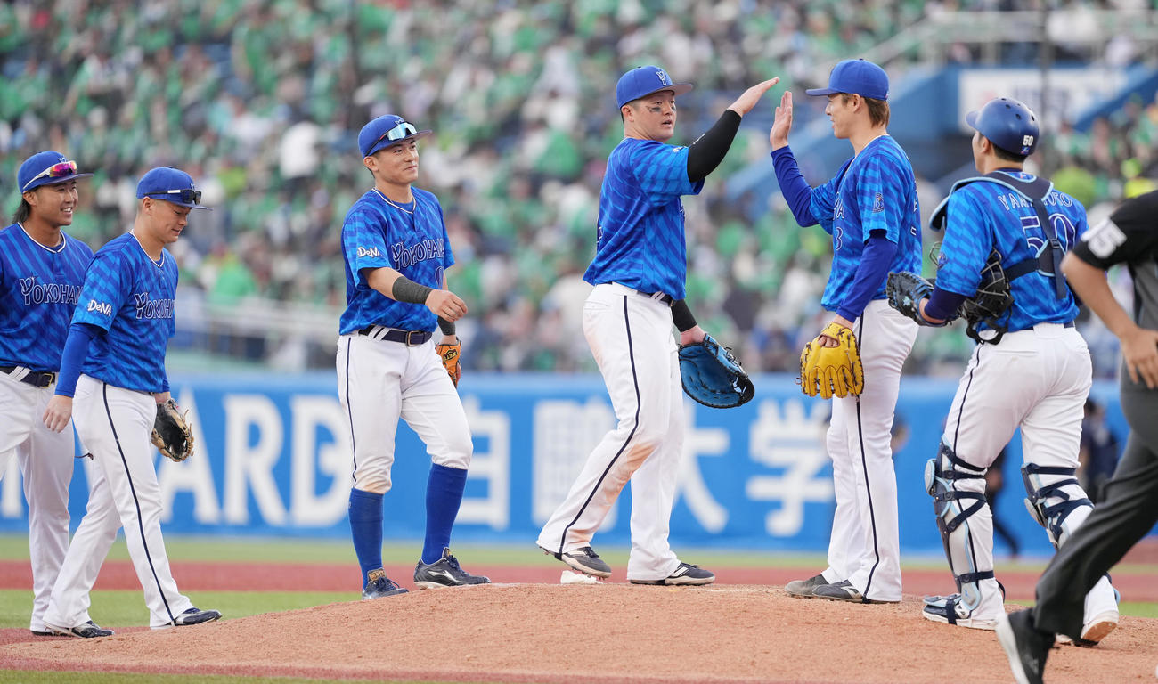 ヤクルト対DeNA 4連勝し、タッチを交わす牧（右から3人目）らDeNAナイン（撮影・鈴木みどり）