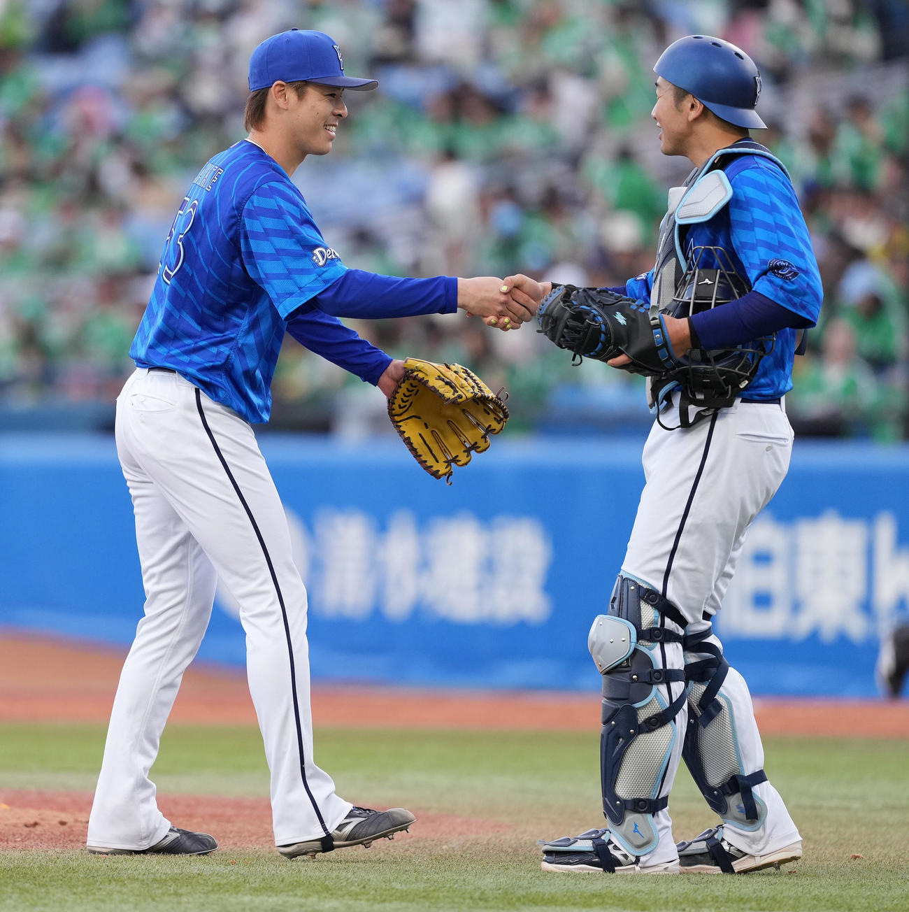 ヤクルト対DeNA　ヤクルトに勝利し、握手するDeNA颯（左）と山本（撮影・鈴木みどり）
