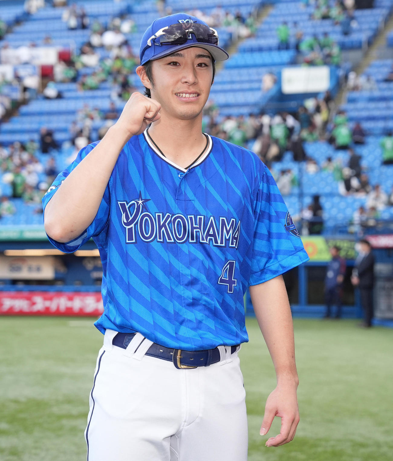 ヤクルト対DeNA　ヒーローインタビュー後、笑顔でガッツポーズするDeNA度会（撮影・鈴木みどり）