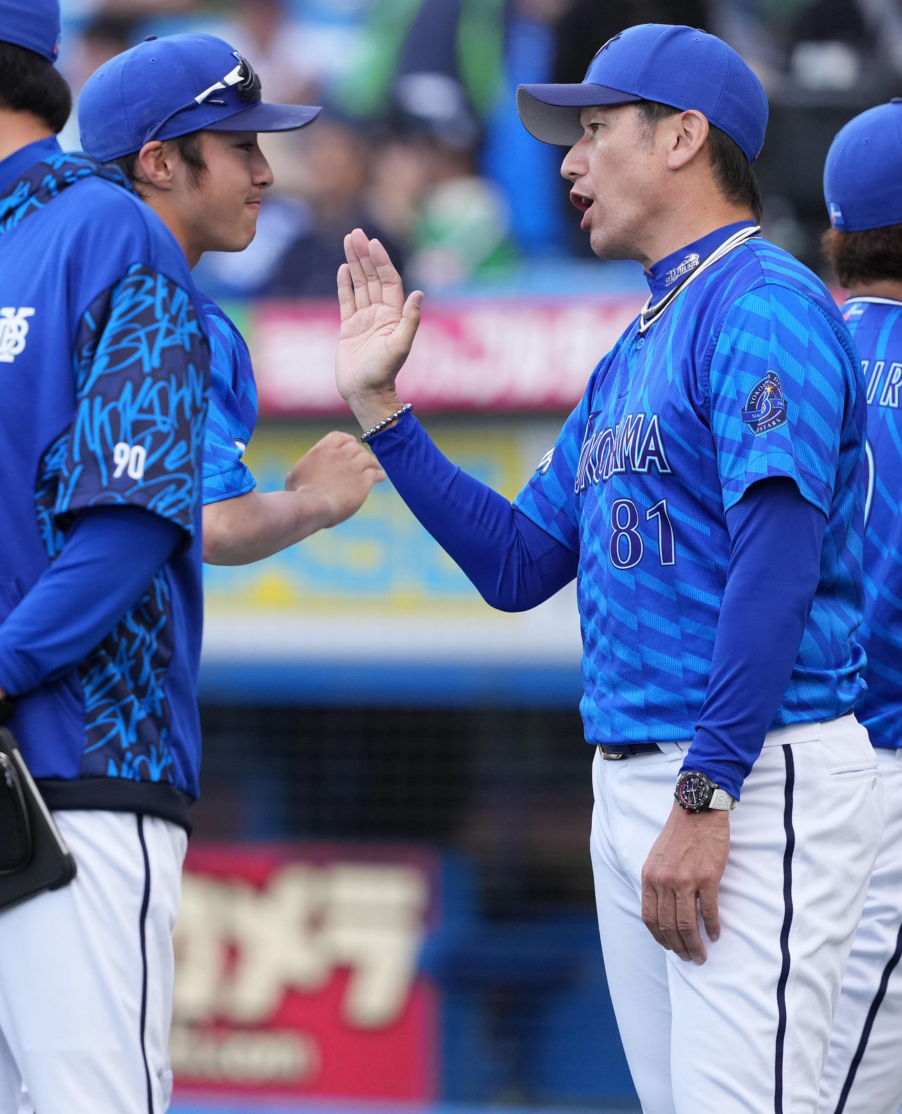 ヤクルト対DeNA　ヤクルトに勝利し、度会（左）らナインを迎えるDeNA三浦大輔監督（撮影・鈴木みどり）
