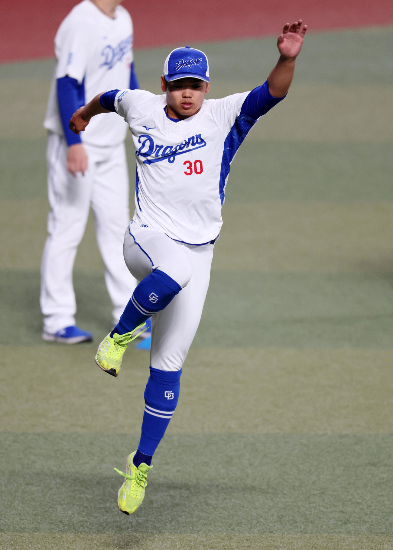 中日対阪神　ウオーミングアップする根尾（撮影・加藤哉）