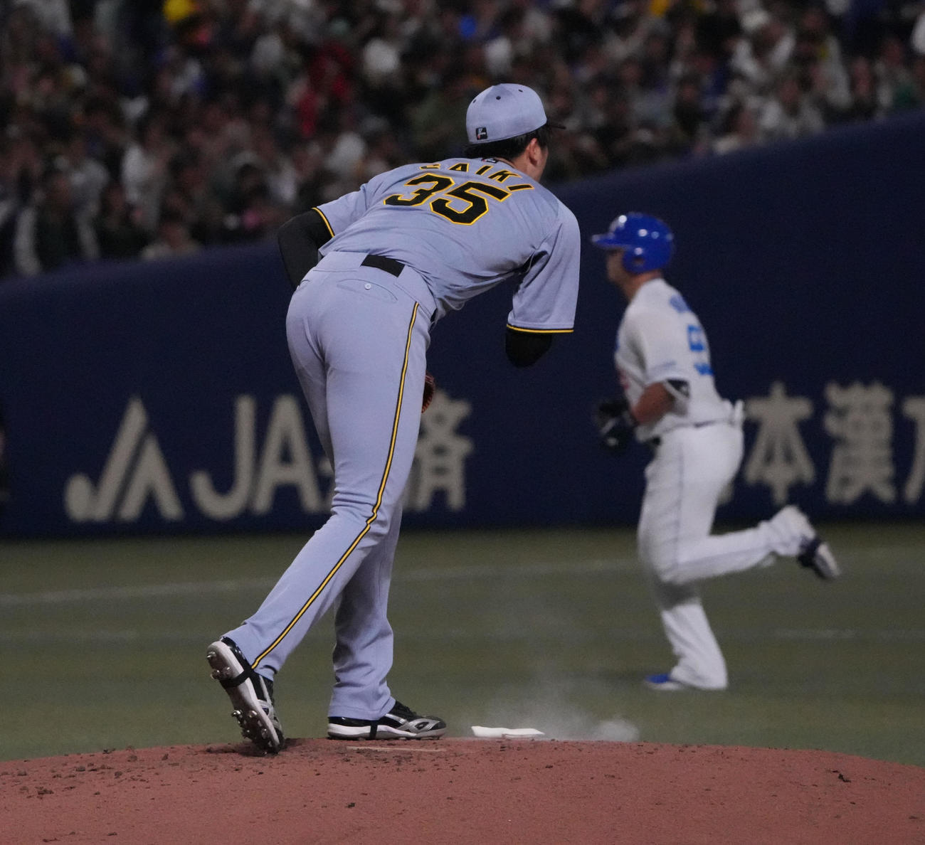 中日対阪神　2回裏中日2死、才木（左）は細川に左越え本塁打を打たれる（撮影・森本幸一）