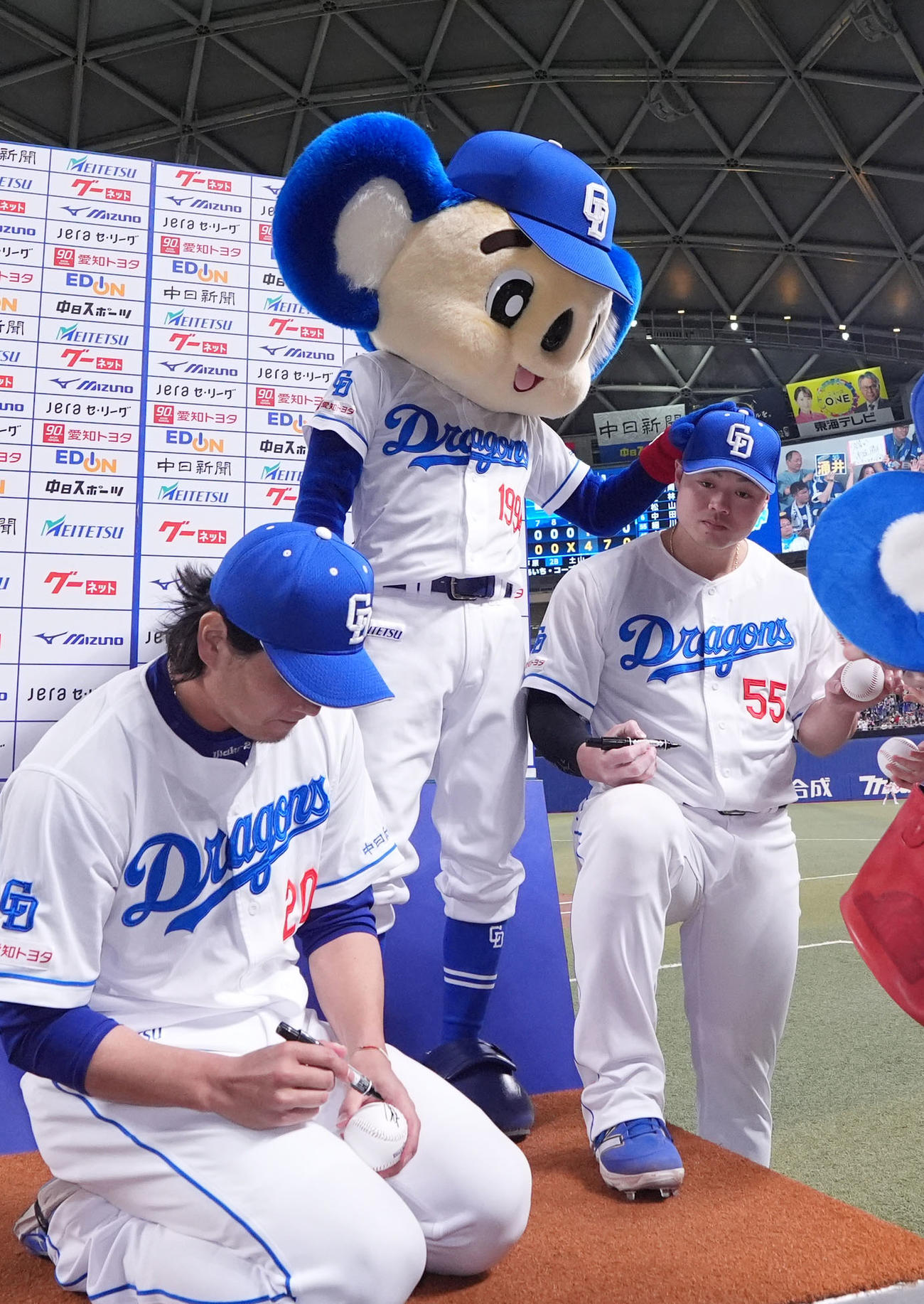 中日対阪神　ヒーローの細川をねぎらうドアラ（撮影・森本幸一）