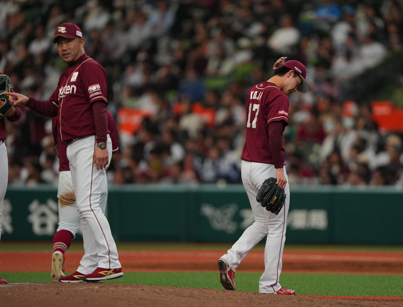 西武対楽天　6回裏途中、三木監督（左）に降板を告げられ、ベンチに戻る楽天先発古謝（撮影・狩俣裕三）