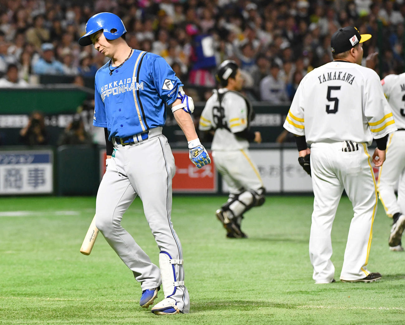 ソフトバンク対日本ハム　2回表日本ハム無死一、二塁、送りバントを狙うも捕邪飛に倒れ、厳しい表情を見せる松本剛（撮影・岩下翔太）