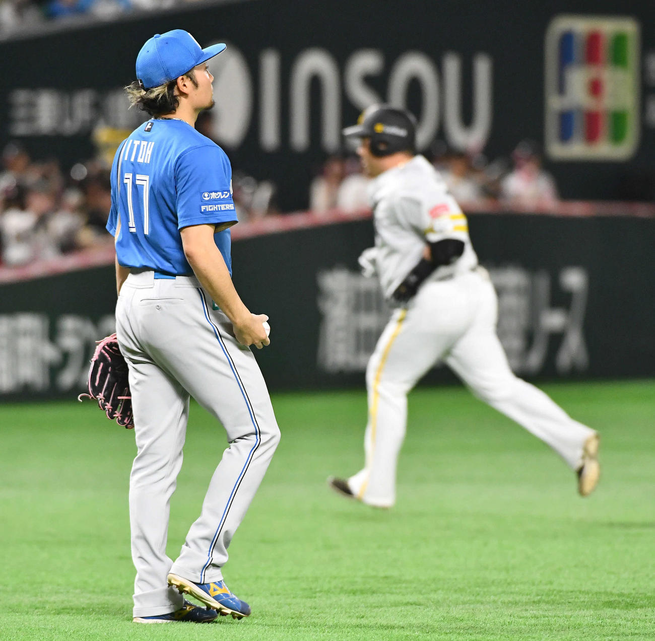 ソフトバンク対日本ハム　2回裏ソフトバンク無死、山川（右）に先制の左越え本塁打を打たれた伊藤（撮影・岩下翔太）