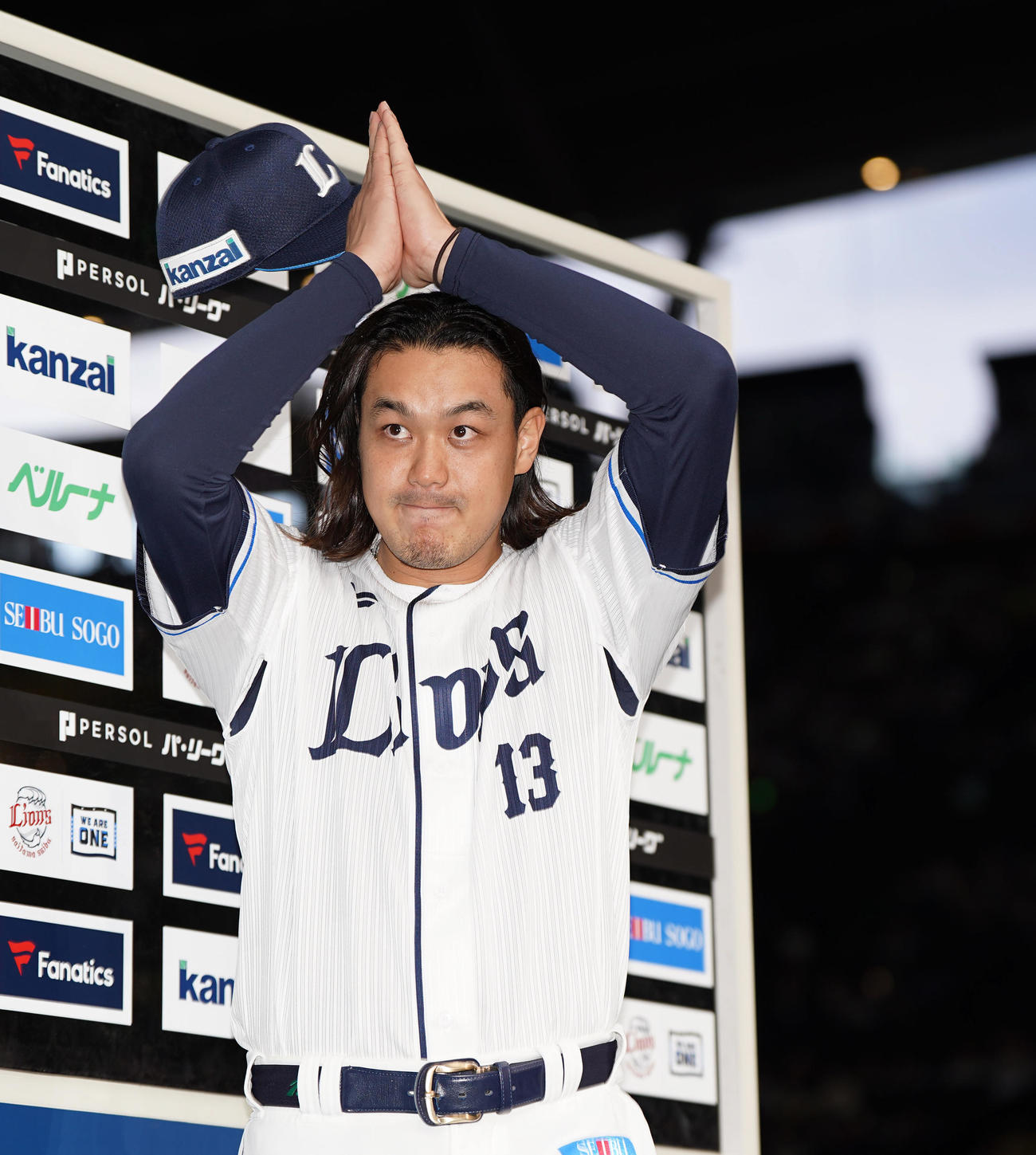 西武対楽天　597日ぶりの勝利を納め、ヒーローインタビュー後、ファンに手を合わせ、あいさつする西武高橋（撮影・狩俣裕三）