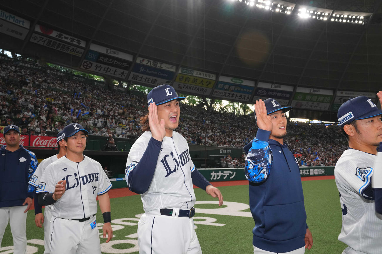 西武対楽天　597日ぶりの勝利を納め、チームメートと喜び合う西武高橋（撮影・狩俣裕三）