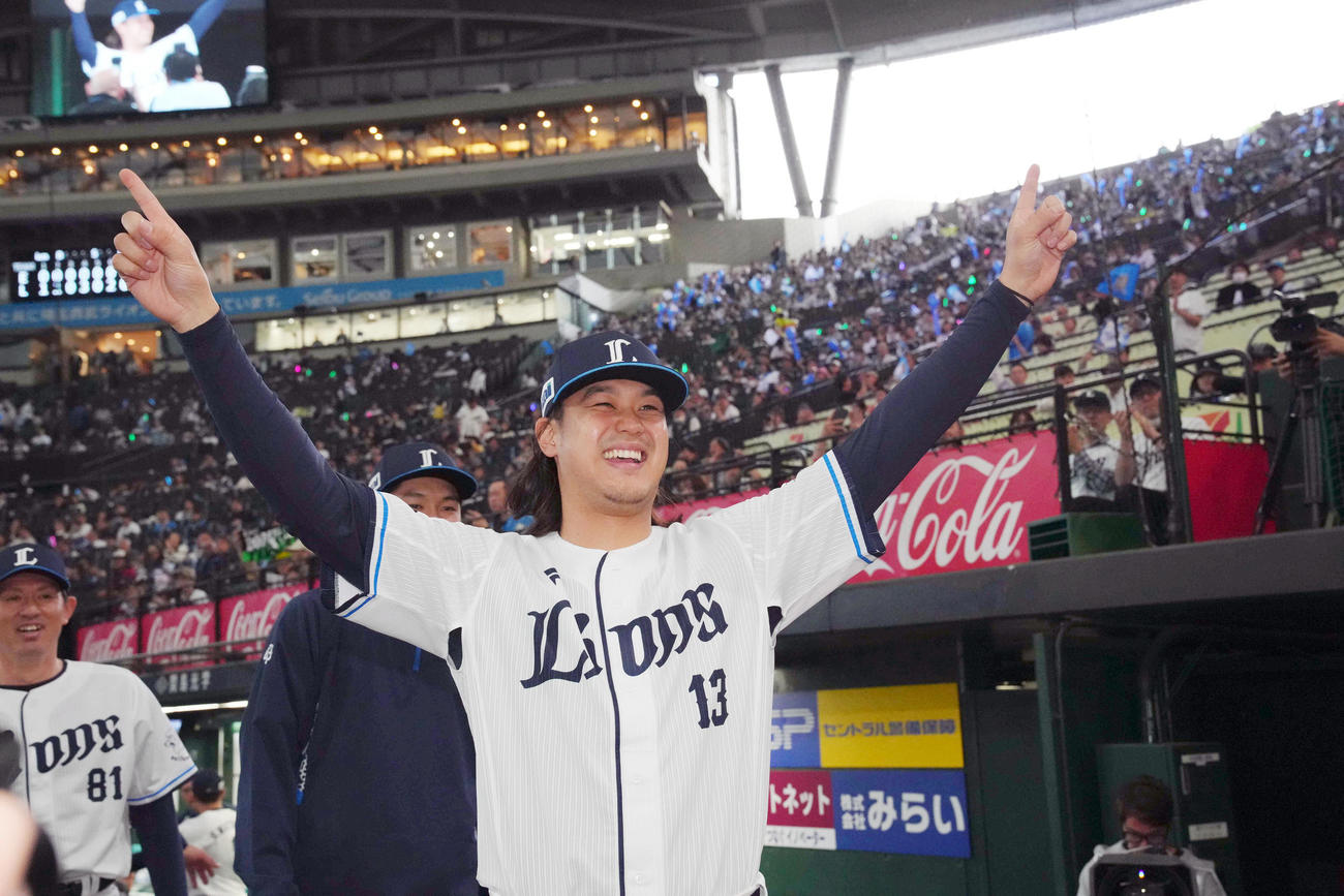 西武対楽天　597日ぶりの勝利を納め、チームメートと喜び合う西武高橋（撮影・狩俣裕三）