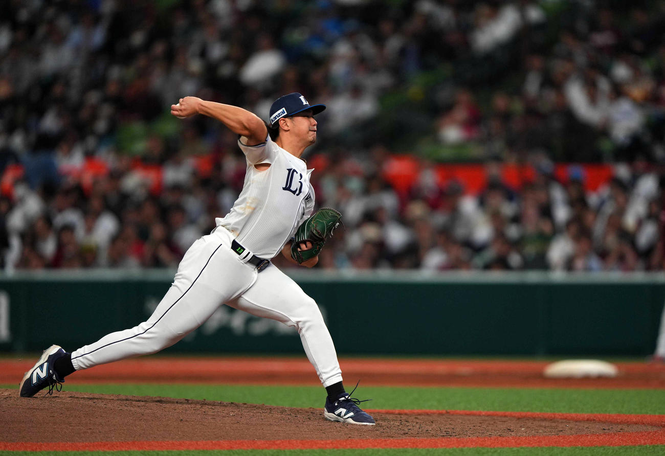 西武対楽天　6回表、力投する西武先発の高橋（撮影・狩俣裕三）