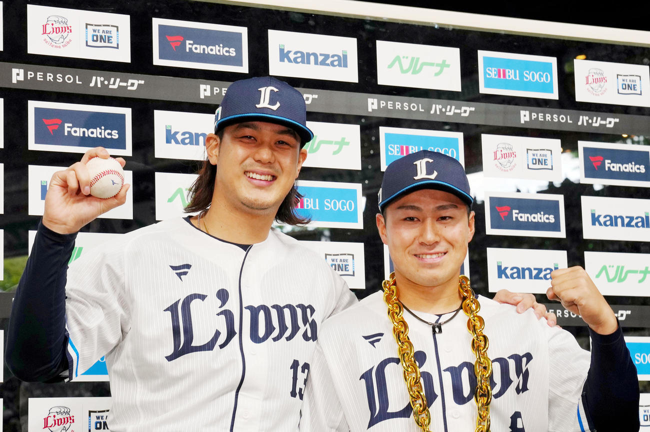 西武対楽天　ヒーローインタビュー後、記念撮影に納まる西武高橋（左）と渡部（撮影・狩俣裕三）