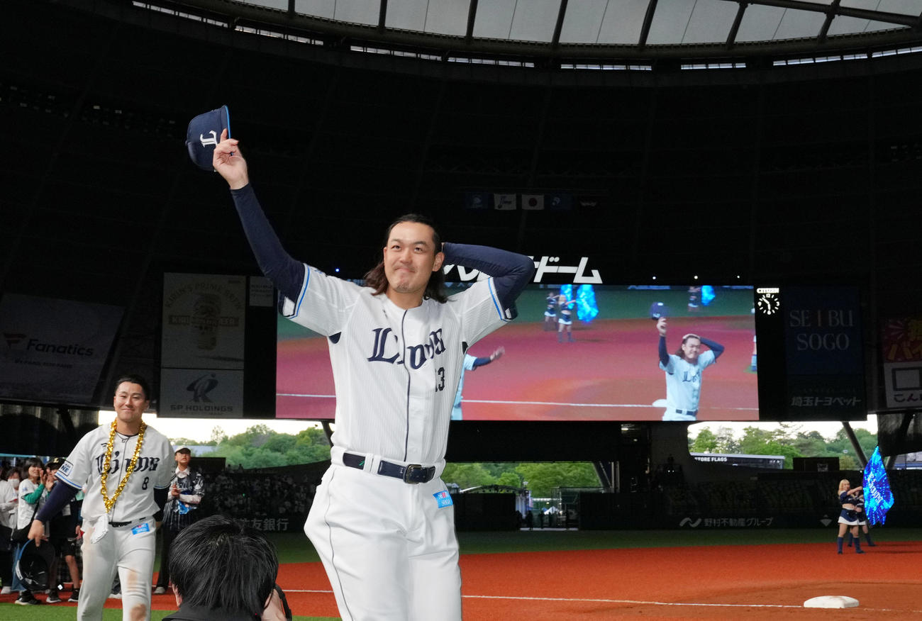 西武対楽天　597日ぶりの勝利を納め、ファンの声援に応える西武高橋（撮影・狩俣裕三）