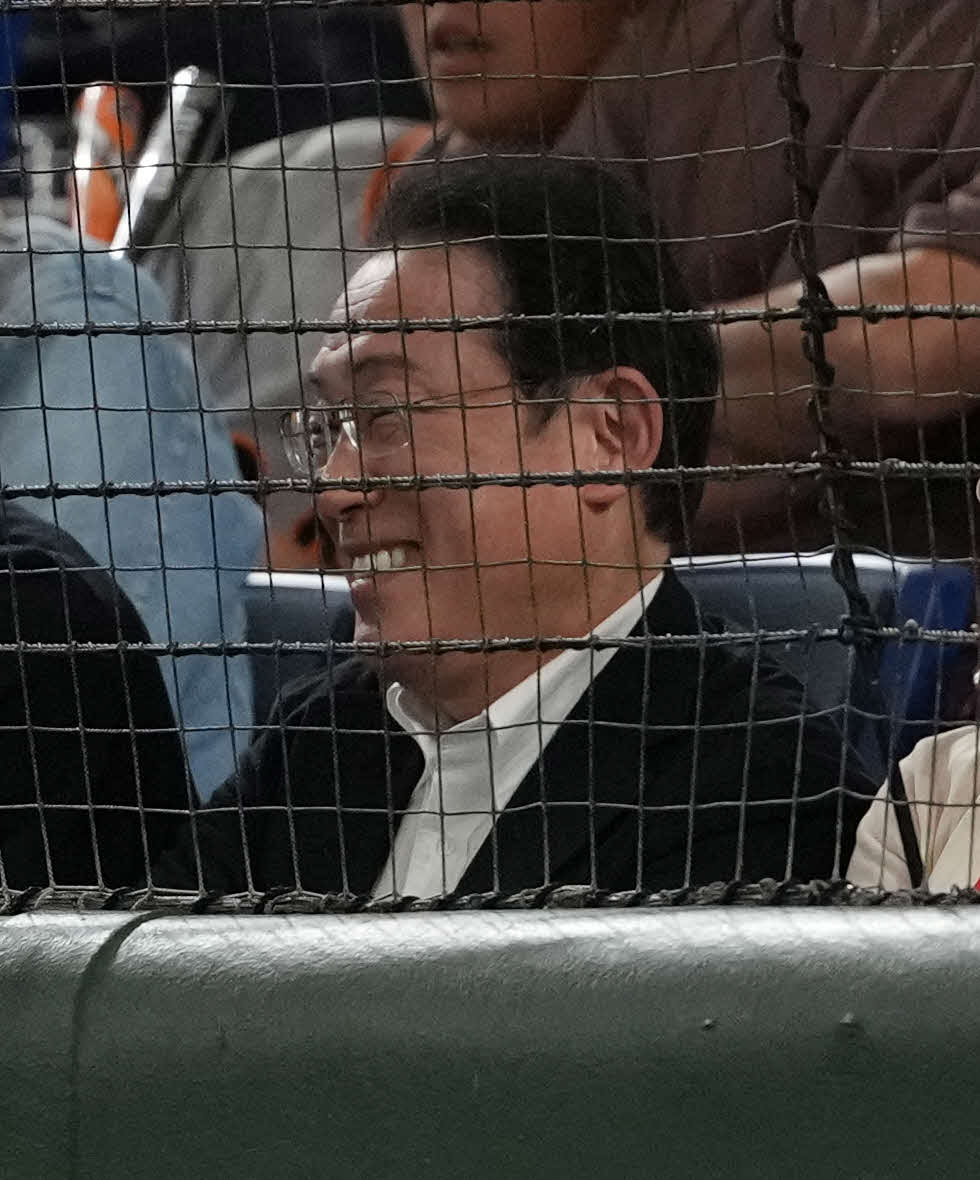 巨人対広島　観戦する岸田文雄前首相（撮影・井上学）