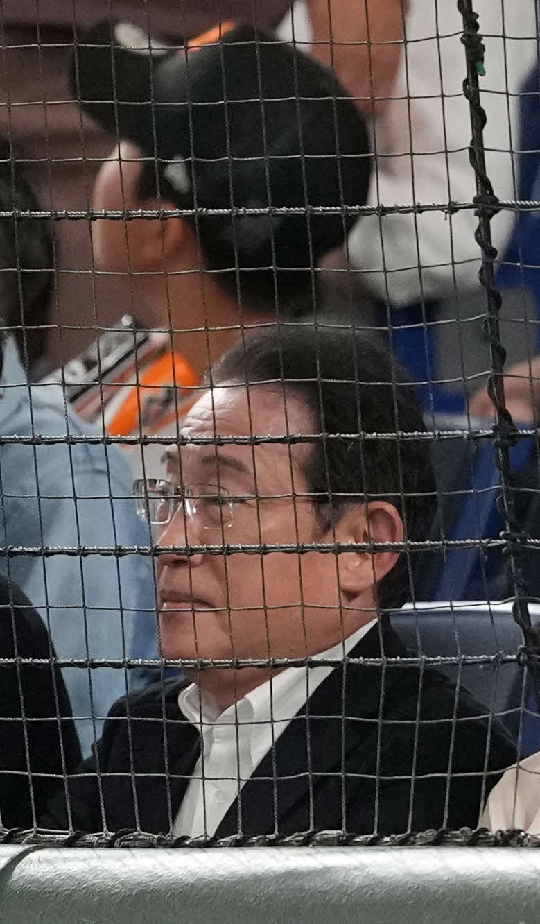 巨人対広島　観戦する岸田文雄前首相（撮影・井上学）