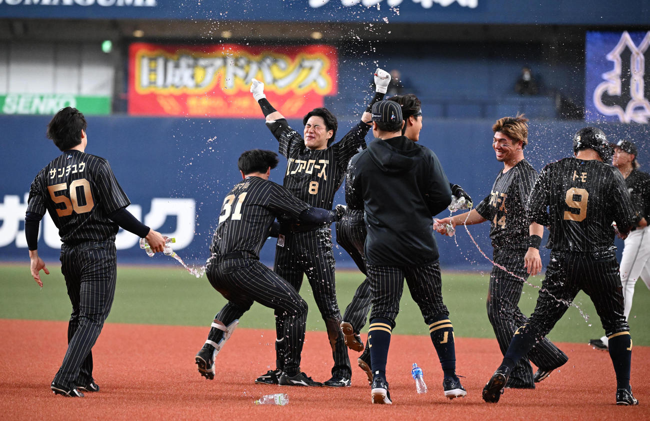 オリックス対ロッテ　9回裏オリックス1死三塁、右前にサヨナラ適時打を放った麦谷はナインから手荒い祝福を受ける（撮影・和賀正仁）