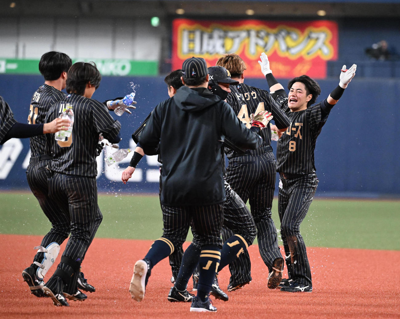 オリックス対ロッテ　9回裏オリックス1死三塁、右前にサヨナラ適時打を放った麦谷はナインから手荒い祝福を受ける（撮影・和賀正仁）