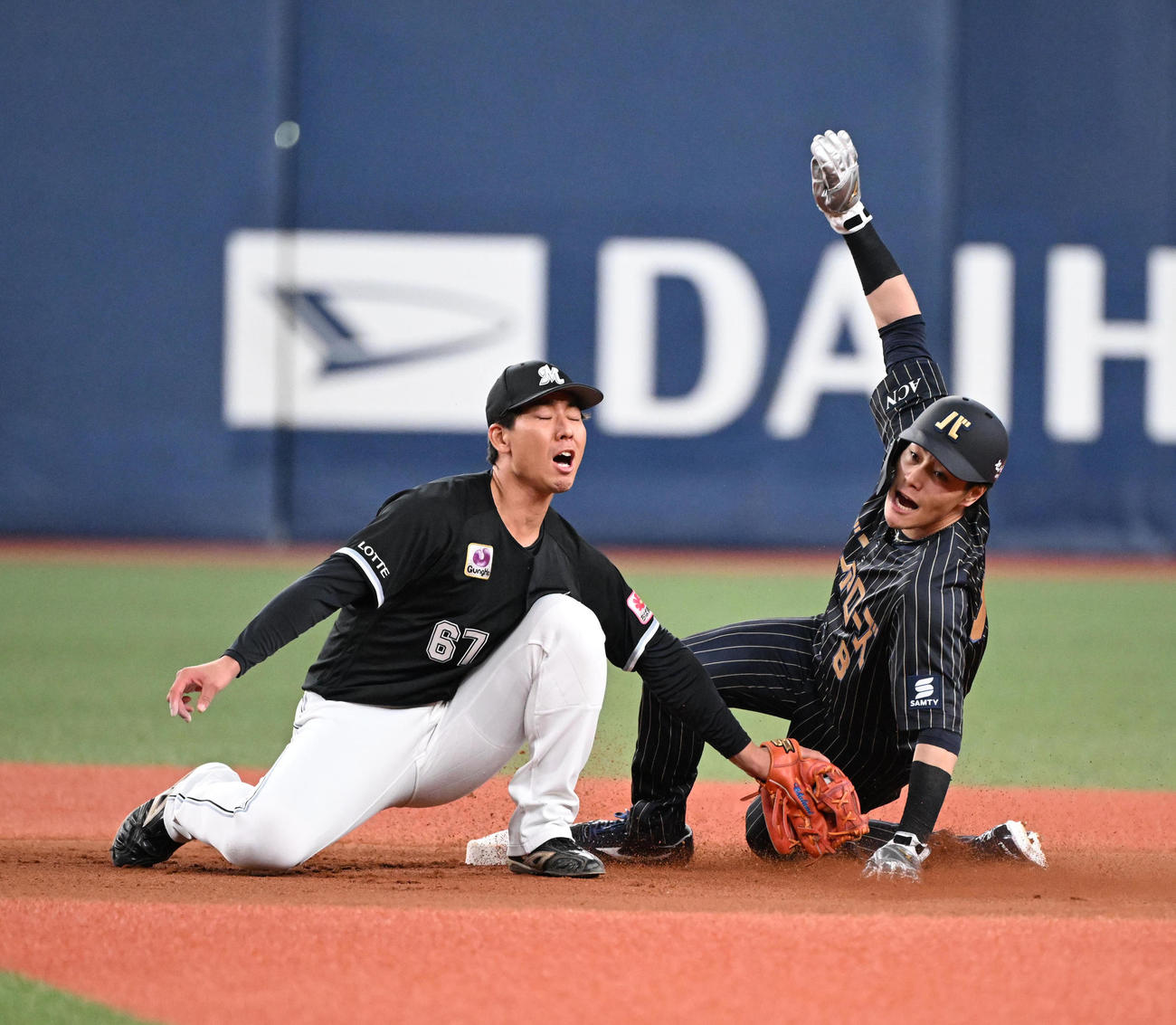 オリックス対ロッテ　1回裏オリックス無死、二盗に成功する麦谷（撮影・和賀正仁）