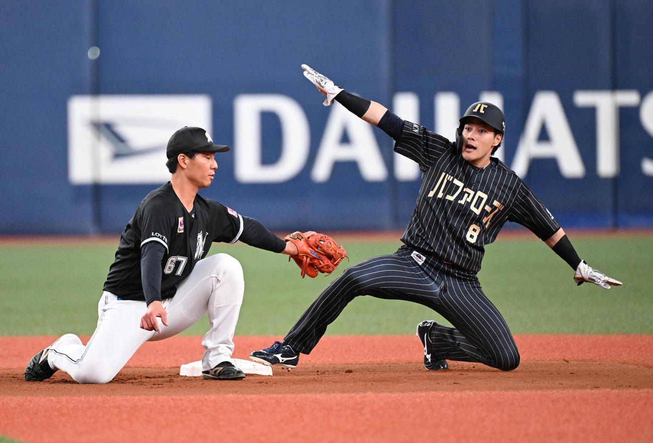 オリックス対ロッテ　1回裏オリックス無死、二盗に成功する麦谷（撮影・和賀正仁）
