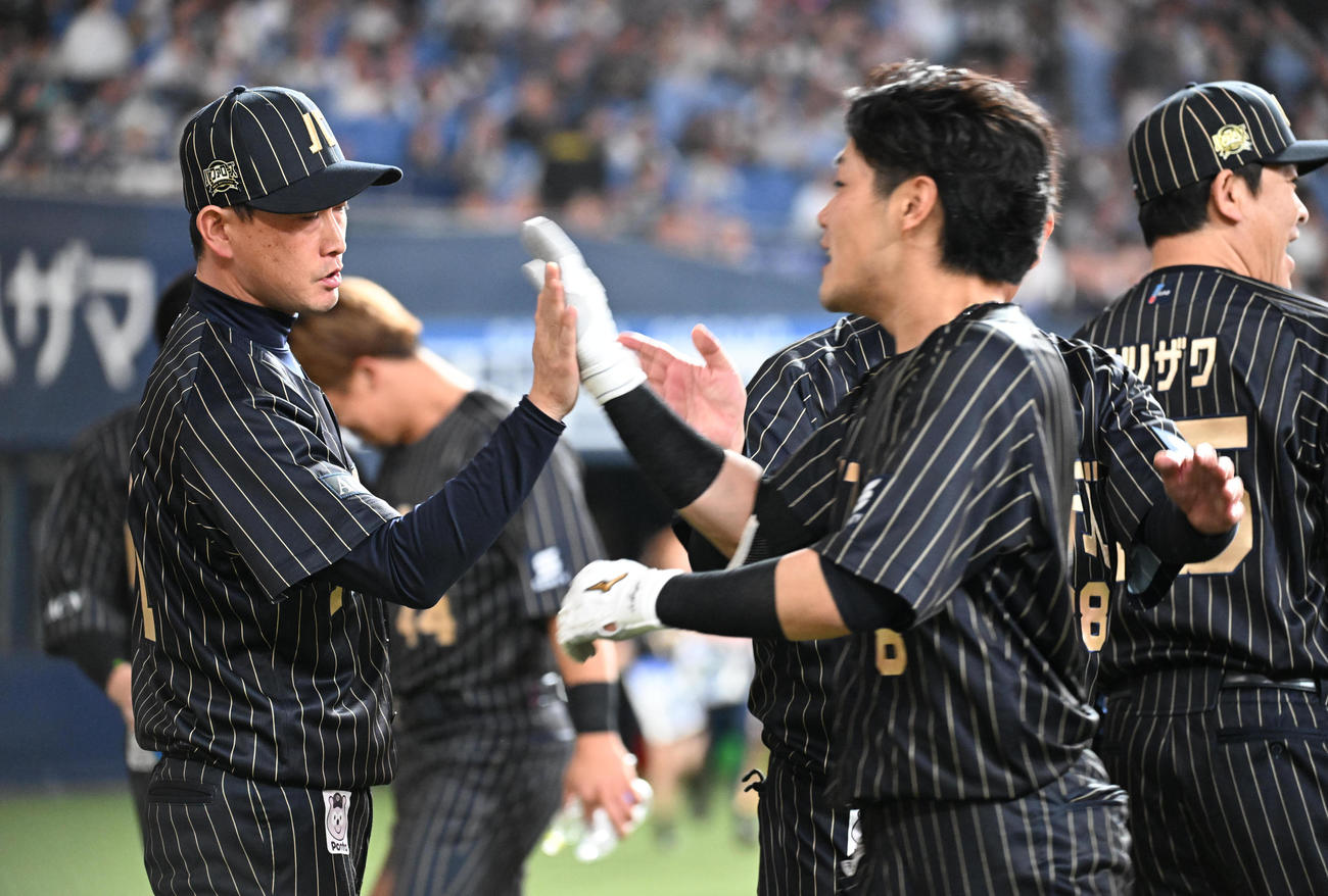 オリックス対ロッテ　サヨナラ適時打を放った麦谷（右）とタッチするオリックス岸田監督（撮影・和賀正仁）