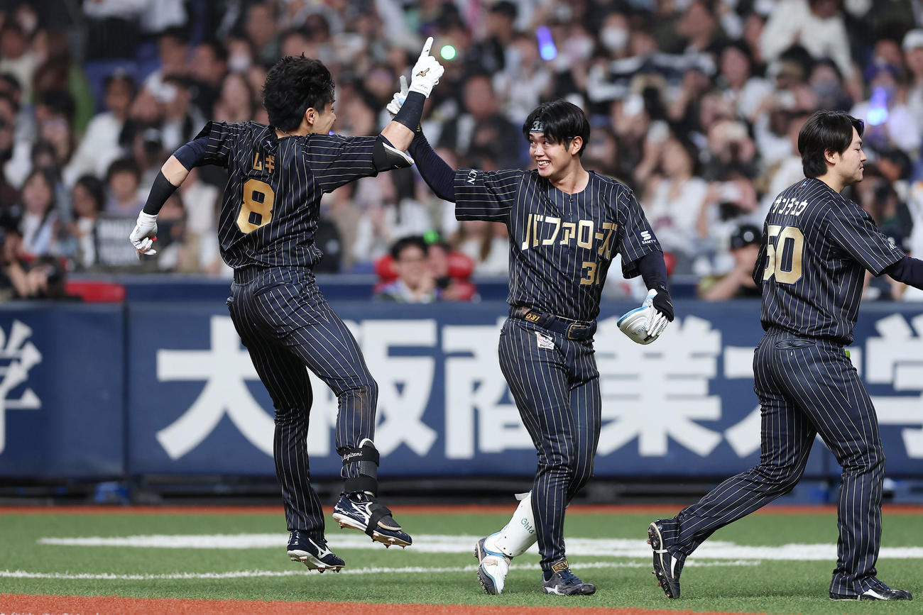 オリックス対ロッテ　9回裏オリックス1死三塁、右前にサヨナラ適時打を放ち、太田（中央）とタッチを交わして喜ぶ麦谷（撮影・前田充）