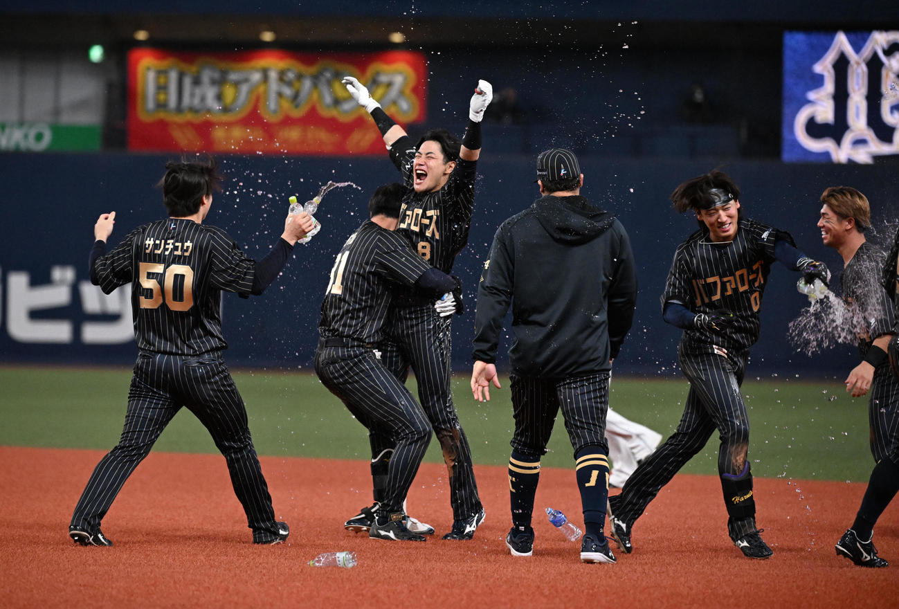 オリックス対ロッテ　9回裏オリックス1死三塁、右前にサヨナラ適時打を放った麦谷はナインから手荒い祝福を受ける（撮影・和賀正仁）