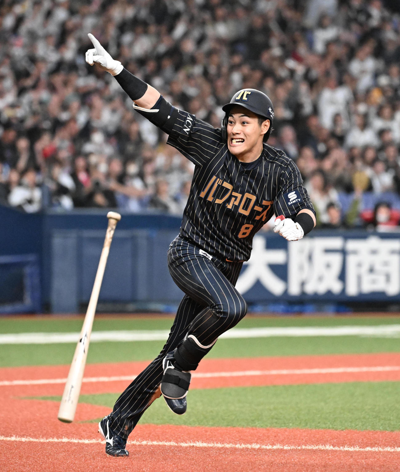 オリックス対ロッテ　9回裏オリックス1死三塁、右前にサヨナラ適時打を放った麦谷はベンチに向かいポーズ（撮影・和賀正仁）