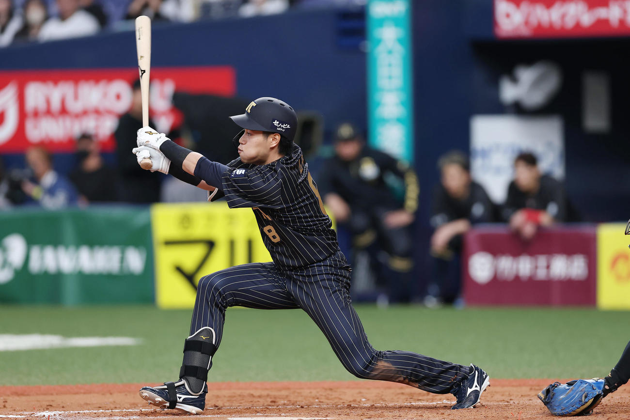 オリックス対ロッテ　9回裏オリックス1死三塁、右前にサヨナラ適時打を放つ麦谷（撮影・前田充）