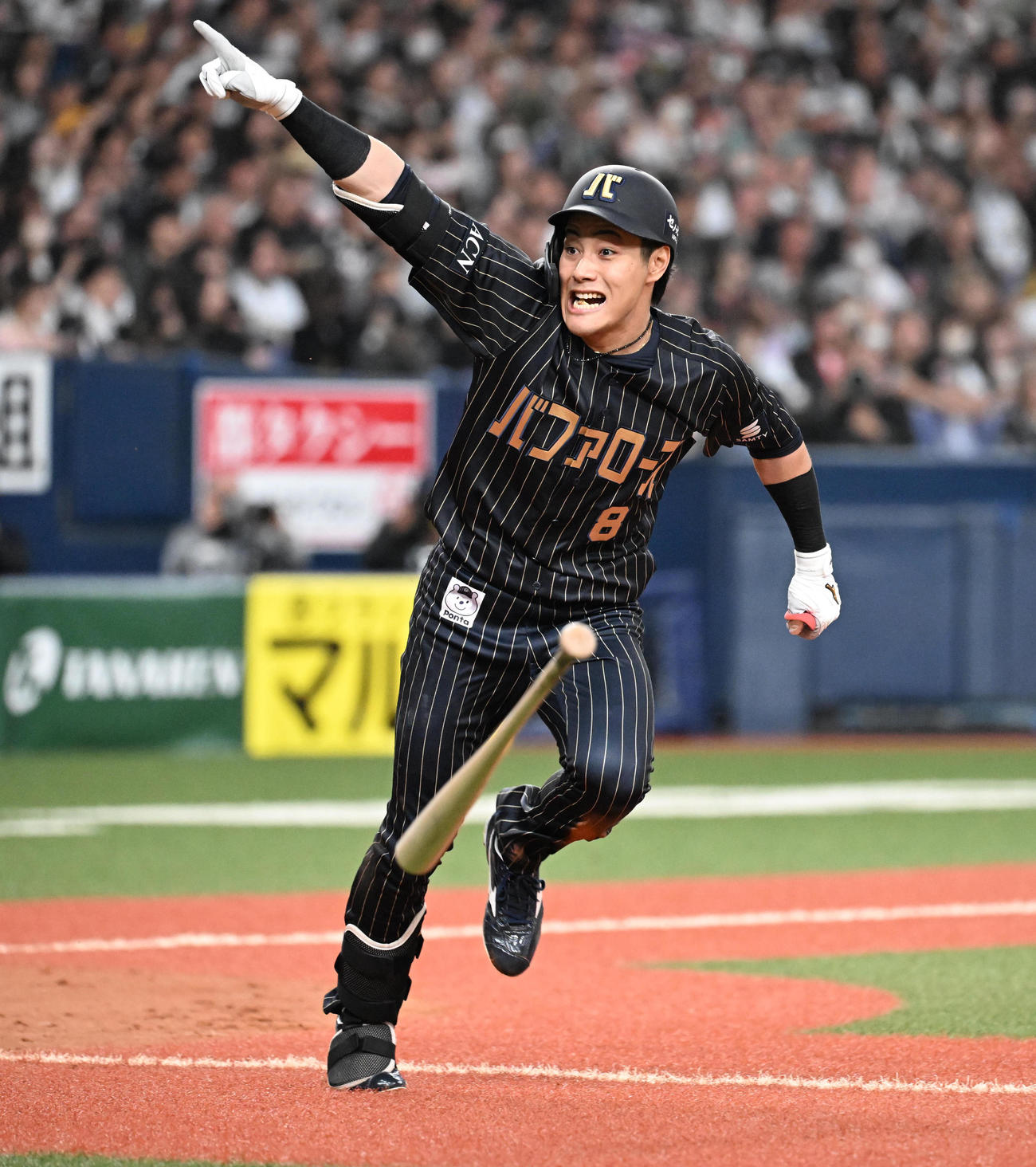 オリックス対ロッテ　9回裏オリックス1死三塁、右前にサヨナラ適時打を放った麦谷はベンチに向かいポーズ（撮影・和賀正仁）