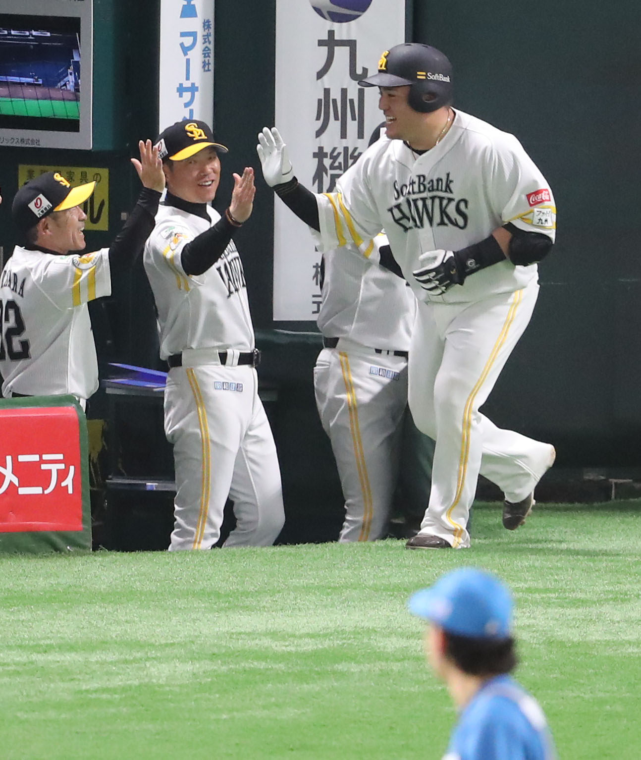 ソフトバンク対日本ハム　2回裏ソフトバンク無死、山川は左越えに先制本塁打を放ち小久保監督とハイタッチをかわす（撮影・梅根麻紀）